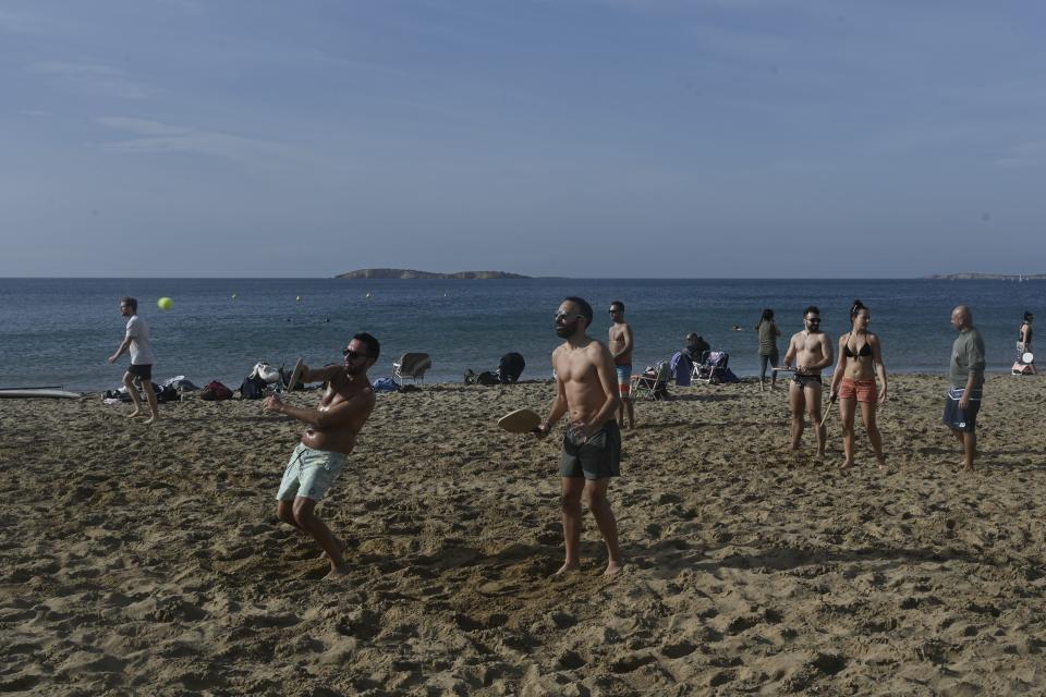 Caldo anomalo in Grecia, spiagge prese d'assalto (Photo by LOUISA GOULIAMAKI / AFP) (Photo by LOUISA GOULIAMAKI/AFP via Getty Images)