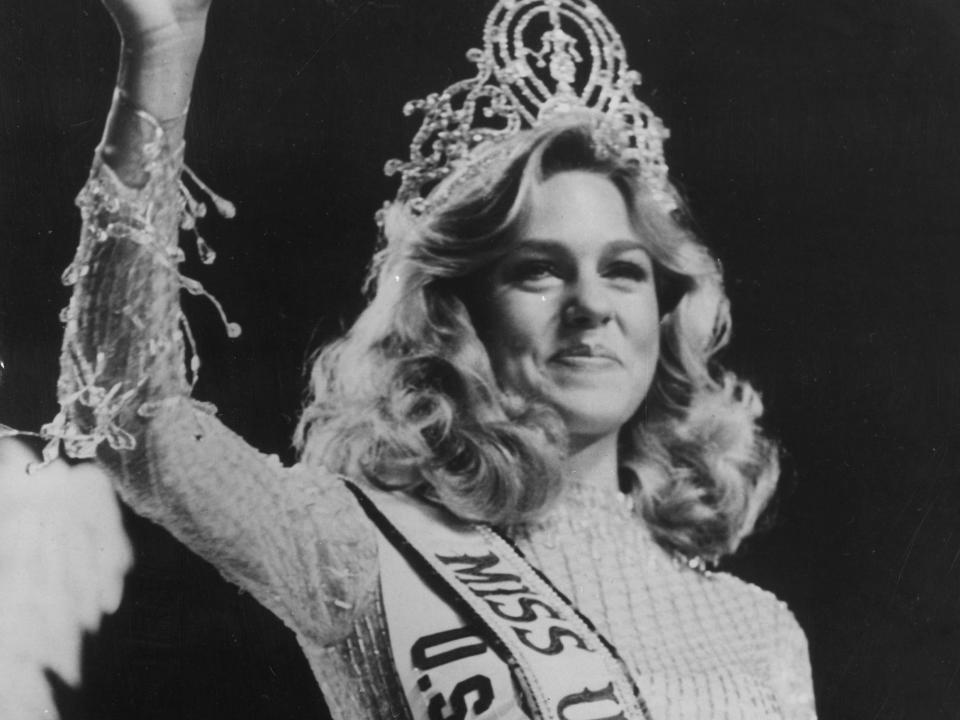 21st July 1980: Miss USA, Shawn Weatherly, gives a victory wave after she was crowned 'Miss Universe 1980' at the Seoul Cultural Centre, South Korea.