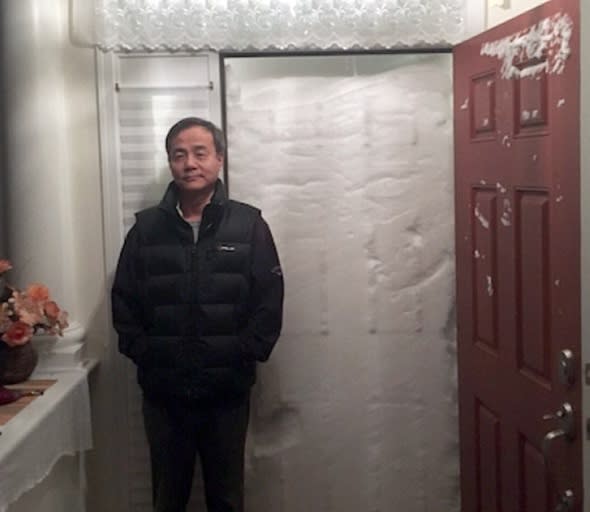 Storm Jonas:  Family tries to leave house, meets wall of snow with door imprint