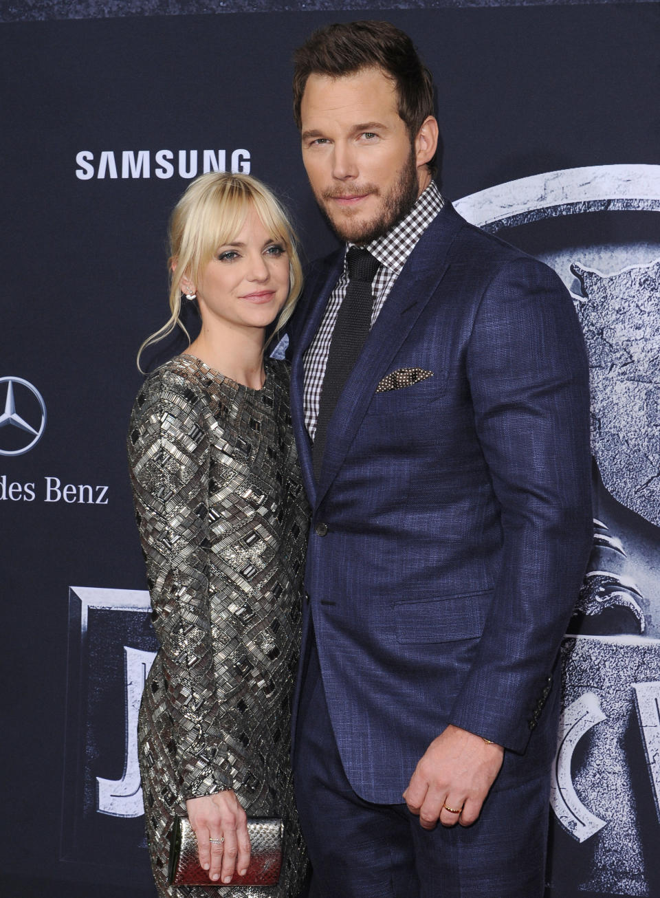 Closeup of Anna Faris and Chris Pratt