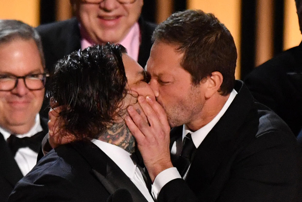 Ebon Moss-Bachrach (R) besa al chef y actor Matty Matheson al recibir el premio por Outstanding Comedy Series en los Emmy. (Photo by Valerie Macon / AFP) (Photo by VALERIE MACON/AFP via Getty Images)