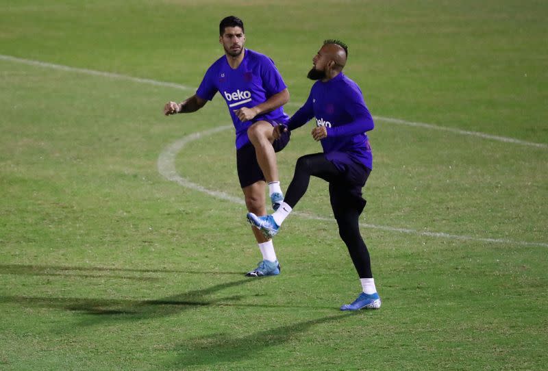 Foto del miércoles de los futbolistas del Barcelona Luis Suarez y Arturo Vidal en el entranamiento previo a las semifinales de la Supercopa de España en Yedda