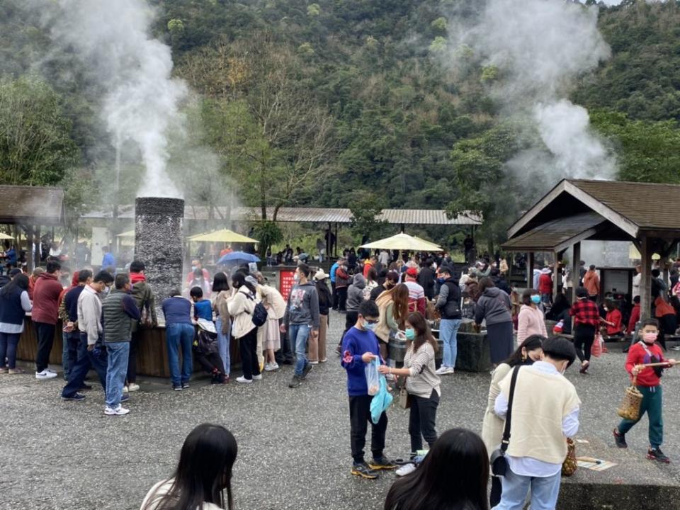 宜蘭熱門景點─清水地熱及寺廟湧入遊客與香客。（縣府提供）