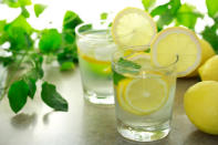 <b>Agua de limón.</b> Es un diurético natural, por lo que te ayuda a combatir la retención de líquidos y a quemar grasa.