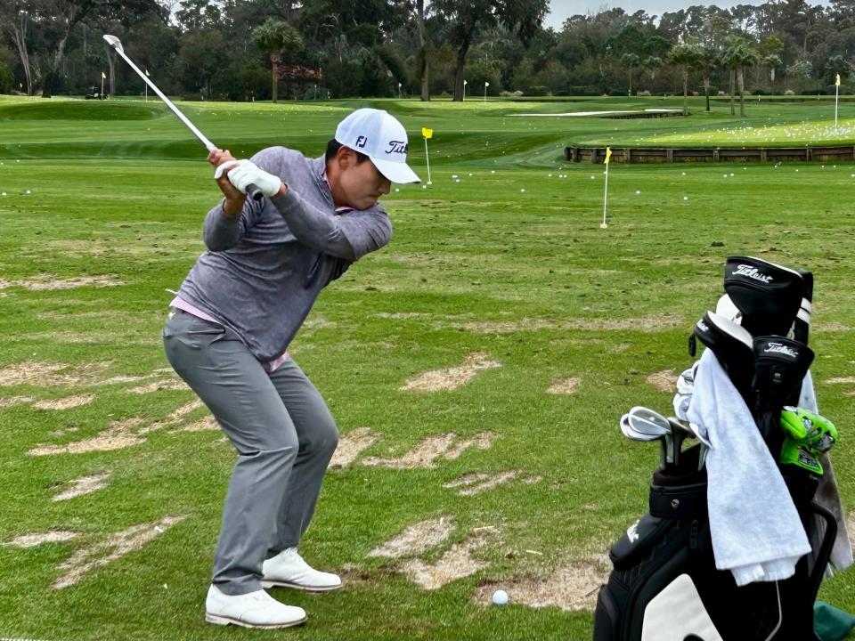 El ex ganador del PGA Tour, Sung Kang, trabaja en su swing en las instalaciones de práctica de TPC Sawgrass el miércoles.  Kang y un grupo de otros 167 jugadores comenzarán el PGA Tour Q-School el jueves en el TPC Sawgrass Dye's Valley Course y el Sawgrass Country Club.