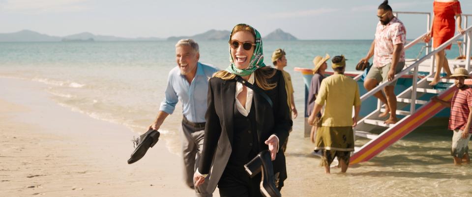 Julia Roberts and George Clooney get off a boat