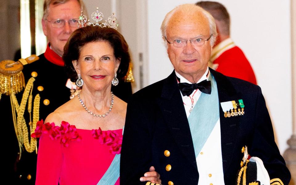 Um seine Silvia heiraten zu können, musste Carl XVI. Gustaf warten, bis er König war: Als Kronprinz hätte er bei einer Hochzeit mit einer Bürgerlichen den Anspruch auf die Krone verloren, als König jedoch nicht. Vor 45 Jahren, am 19. Juni 1976, sagten die beiden "Ja" - vier Jahre, nachdem sie sich in München kennengelernt hatten. (Bild: 2018 Patrick van Katwijk/Patrick van Katwijk)