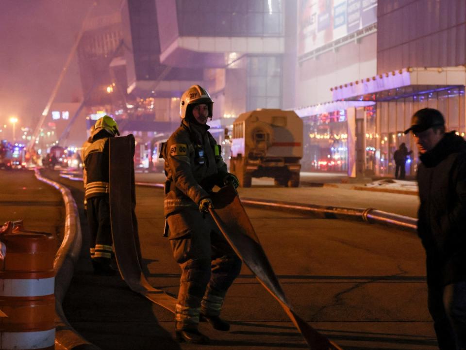 Firefighters work near the burning Crocus City Hall concert venue following a shooting incident, outside Moscow, Russia, 23 March 2024. REUTERS/Maxim Shemetov (REUTERS)