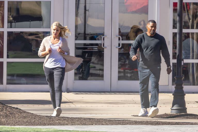 Cameron Diaz y Jamie Foxx sonríen mientras filman una escena en la que saltan de una camioneta y corren hacia un edificio durante el rodaje de la película Back in Action. En los últimos días, una de las apariciones más esperadas y sorprendentes ha sido la de Jamie Foxx en Atlanta. Tras sus internaciones por problemas de salud el año pasado, el actor retomó junto a Cameron Diaz la filmación de Back In Action