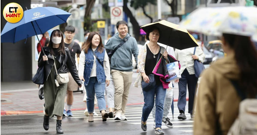 明日全台有雨。（圖／黃耀徵攝）