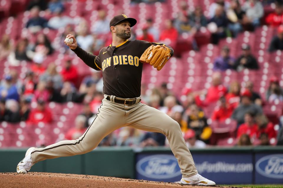 Nick Martinez pitches against the Reds in 2022.