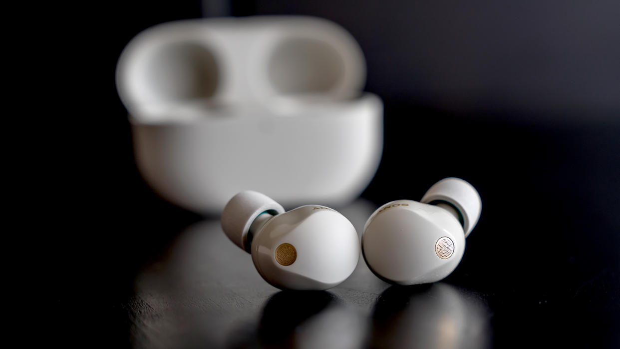  Sony WF-1000XM5 wireless earbuds in silver hero image. 