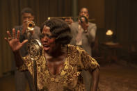 En esta imagen difundida por Netflix, Chadwick Boseman, Viola Davis y Colman Domingo, de izquierda a derecha, en una escena de "Ma Rainey's Black Bottom". (David Lee/Netflix vía AP)