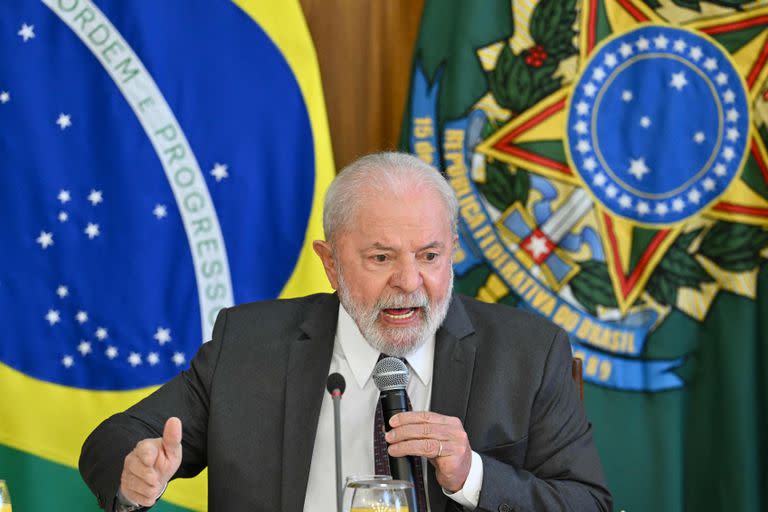 El presidente brasileño Luiz Inácio Lula da Silva habla durante un encuentro con periodistas en el Palacio de Planalto en Brasilia el 6 de abril de 2023.