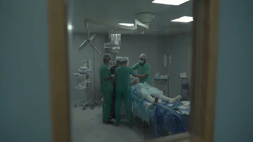 En los pocos hospitales de Gaza que aún funcionan, enfermeras y médicos están sobrepasados.