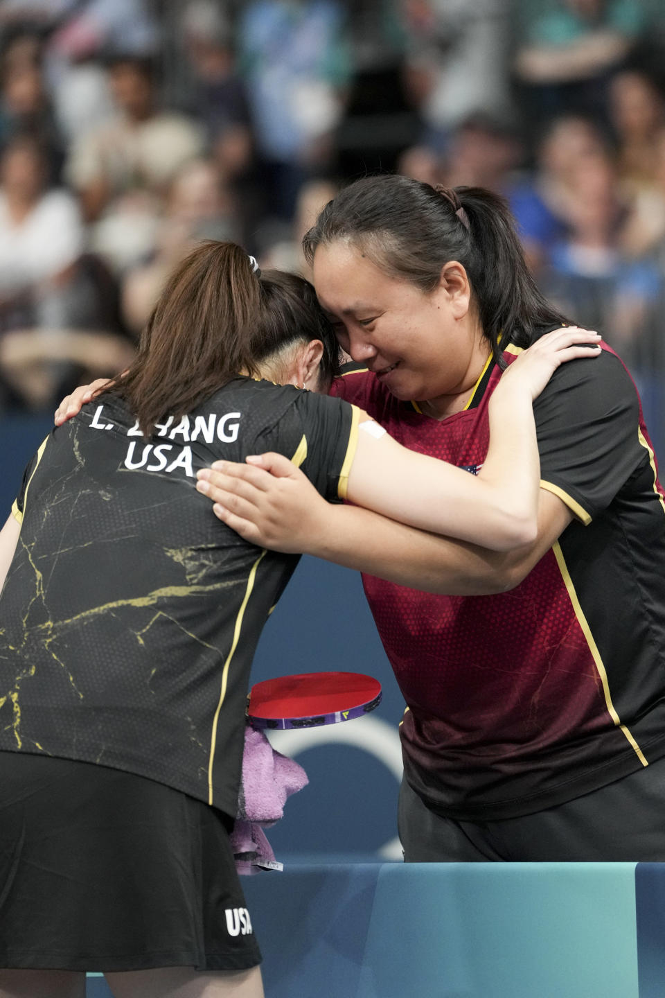 Asistentes celebran un punto durante el torneo de tenis de mesa de los Juegos Olímpicos de 2024 en la sede París Sur Arena en París, el 29 de julio de 2024. (Chang W. Lee/The New York Times)