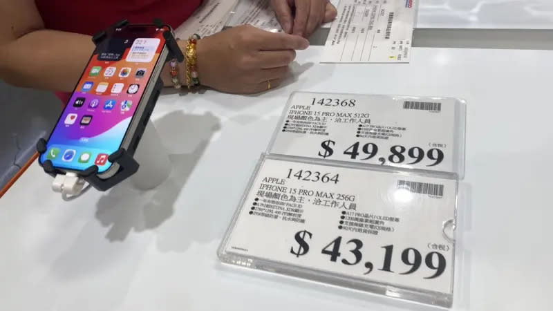 ▲好市多內湖店最高規是iPhone 15 Pro Max 512GB，賣場價4萬9899元，比原價降2001元。（圖／記者黃韻文攝）