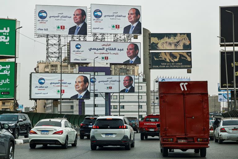 Los automovilistas pasan junto a carteles de campaña del presidente de Egipto, Abdel Fattah al-Sisi, a lo largo de una calle de El Cairo el 7 de diciembre de 2023, antes de las elecciones presidenciales del país.