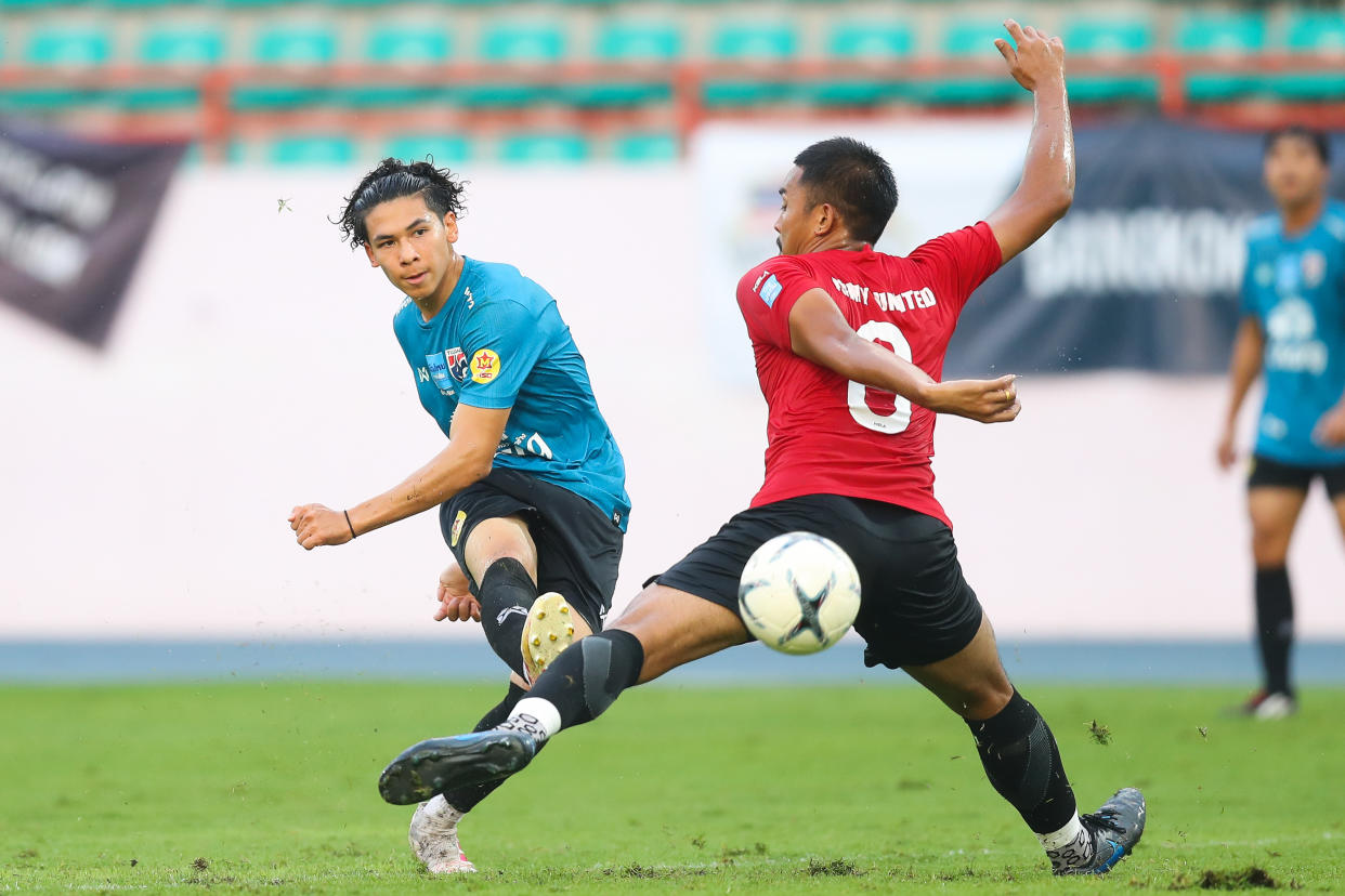 NONTHABURI, THAILAND - OCTOBER 11: Ben Davis of Thailand (L) shoots the ball during the friendly match between Thailand U-23 and Army United at Nonthaburi Province Stadium on October 11, 2019 in Nonthaburi, Thailand. (Photo by Pakawich Damrongkiattisak/Getty Images)