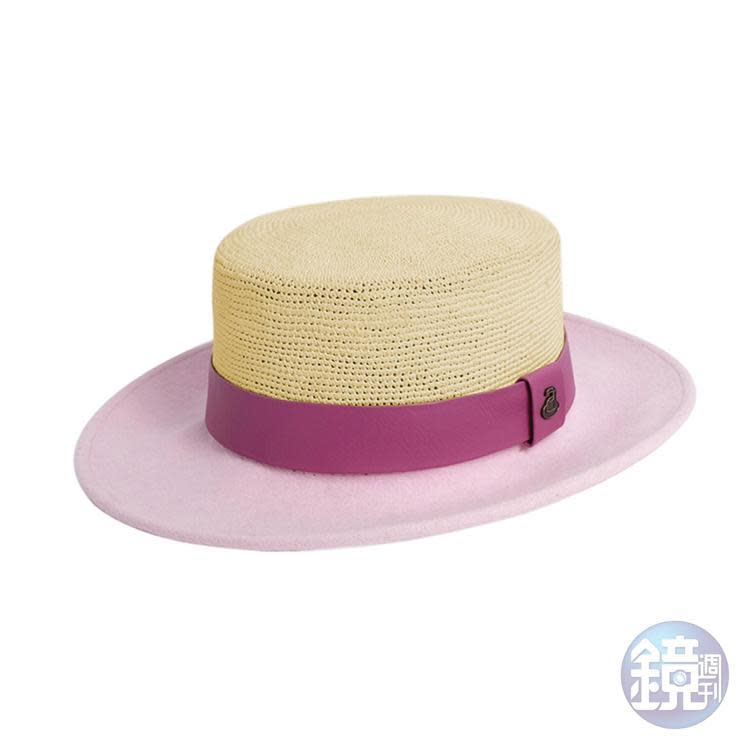 Ecua-Andino Hats微風南山專屬限定款粉色平頂紳士草呢帽。NT$3,590