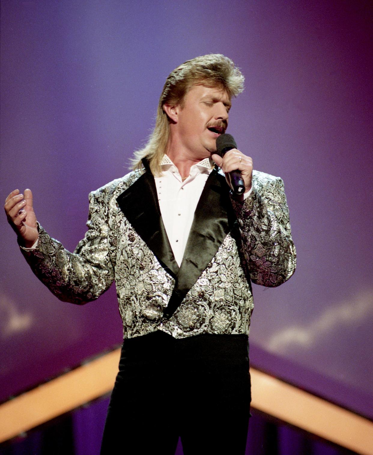 Joe Diffie sings "Ships That Don't Come In" during the 19992 TNN/Music City News Country Award show at the Grand Ole Opry.