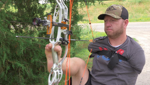 One of the top-rated archers in the country, Matt Stutzman, was born without arms. / Credit: CBS News