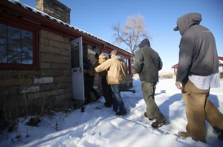 Members of the Pacific Patriots Network enter a building for a meeting at the Malheur National Wildlife Refuge near Burns, Oregon, January 8, 2016. REUTERS/Jim Urquhart