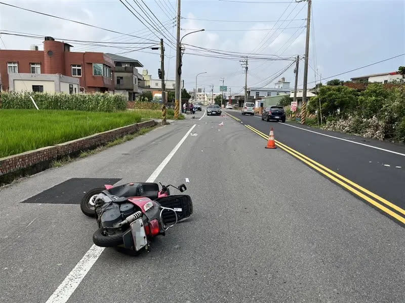 ▲康婦疑因跨越雙黃線迴轉，導致後方車輛閃避不及迎面撞上。（圖／翻攝畫面）