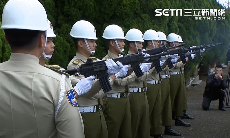  儀仗隊鳴葬槍3響，再由號兵司安息號，表達對李登輝的崇敬與追思。