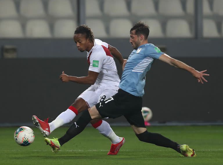 André Carrillo, delantero de Perú, desborda y mete el centro ante la marca de Matías Viña, lateral izquierdo de Uruguay; no se sacaron ventajas en Lima, por las Eliminatorias para Qatar 2022