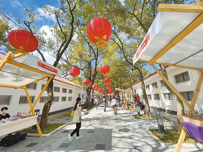 坐落在桃園市大湳森林公園內的八塊厝民俗藝術村，館舍入口以閩式屋梁為意象，建物有閩式白牆、紅瓦，並設計閩式窗花，營造傳統閩式建築的氛圍。（陳夢茹攝）