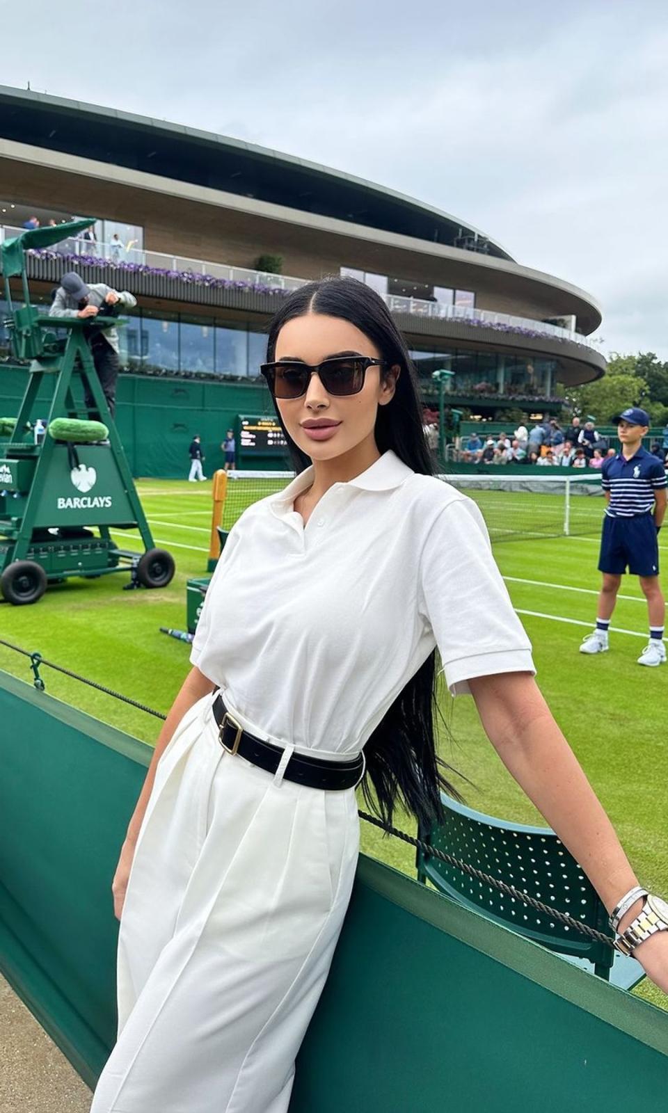 Invitada en Wimbledon con pantalón de traje y polo