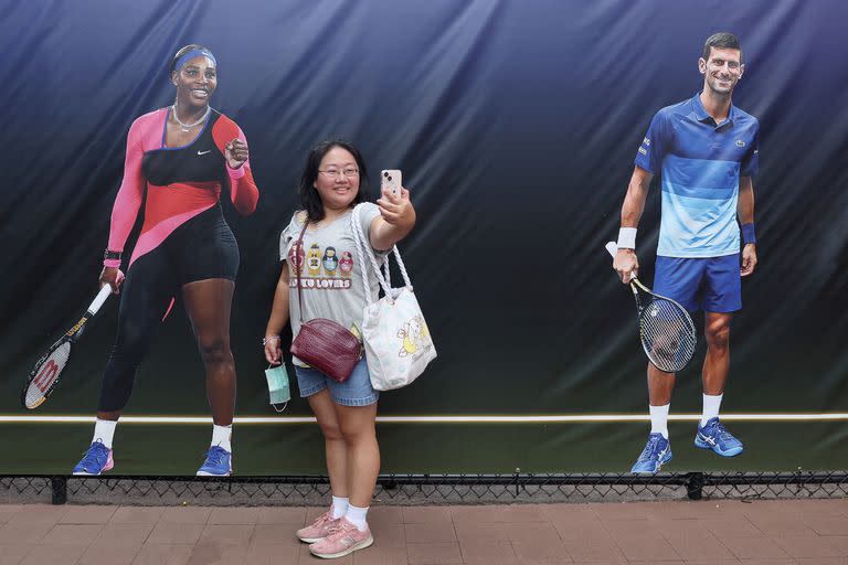 Una de las imágenes del US Open; una fanática se toma una selfie con la foto de Serena Williams en el USTA Billie Jean King National Tennis Center 