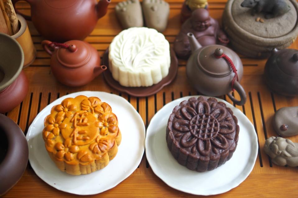 Fook Pan Food Industries has various mooncakes that are tasty bites like their assorted nuts, chocolate and snowskin variants with coffee, lychee and even chocolate mint or strawberry — Picture by Lee Khang Yi