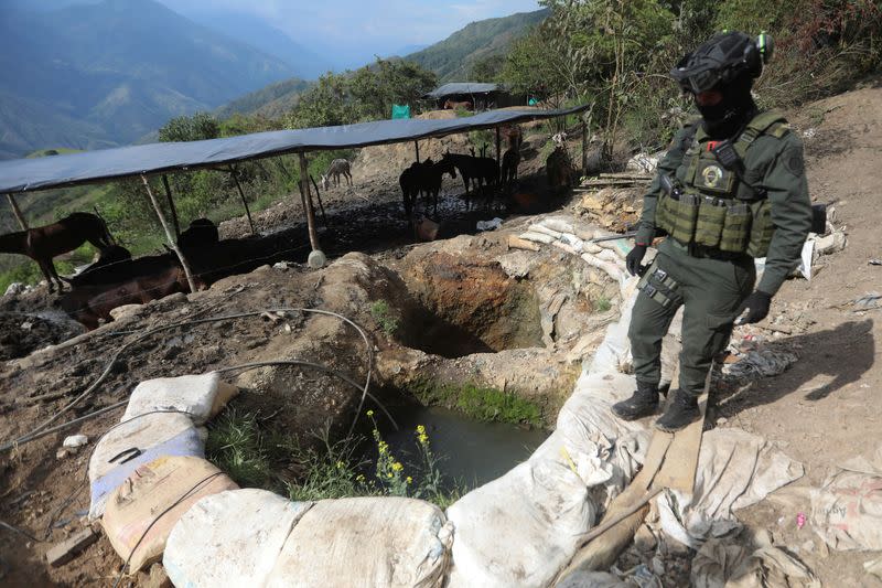 Foto de archivo. Un policía junto a un pozo donde se lavan minerales extraídos de las minas de oro ilegales en Buriticá