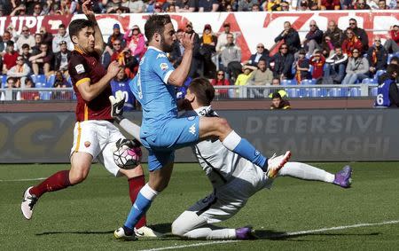 Football Soccer - AS Roma v Napoli - Italian Serie A - Olympic Stadium, Rome, Italy - 25/04/16 AS Roma's goalkeeper Wojciech Szczesny makes a save aginst Gonzalo Higuain of Napoli. REUTERS/Alessandro Bianchi