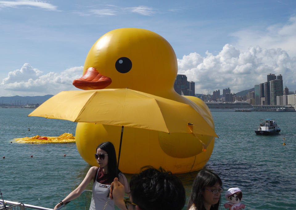 今日天氣炎熱，不少人帶備防曬措施