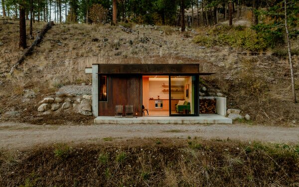 Floor-to-ceiling glazing and a linear skylight help welcome the landscape within the cabin’s small footprint. 