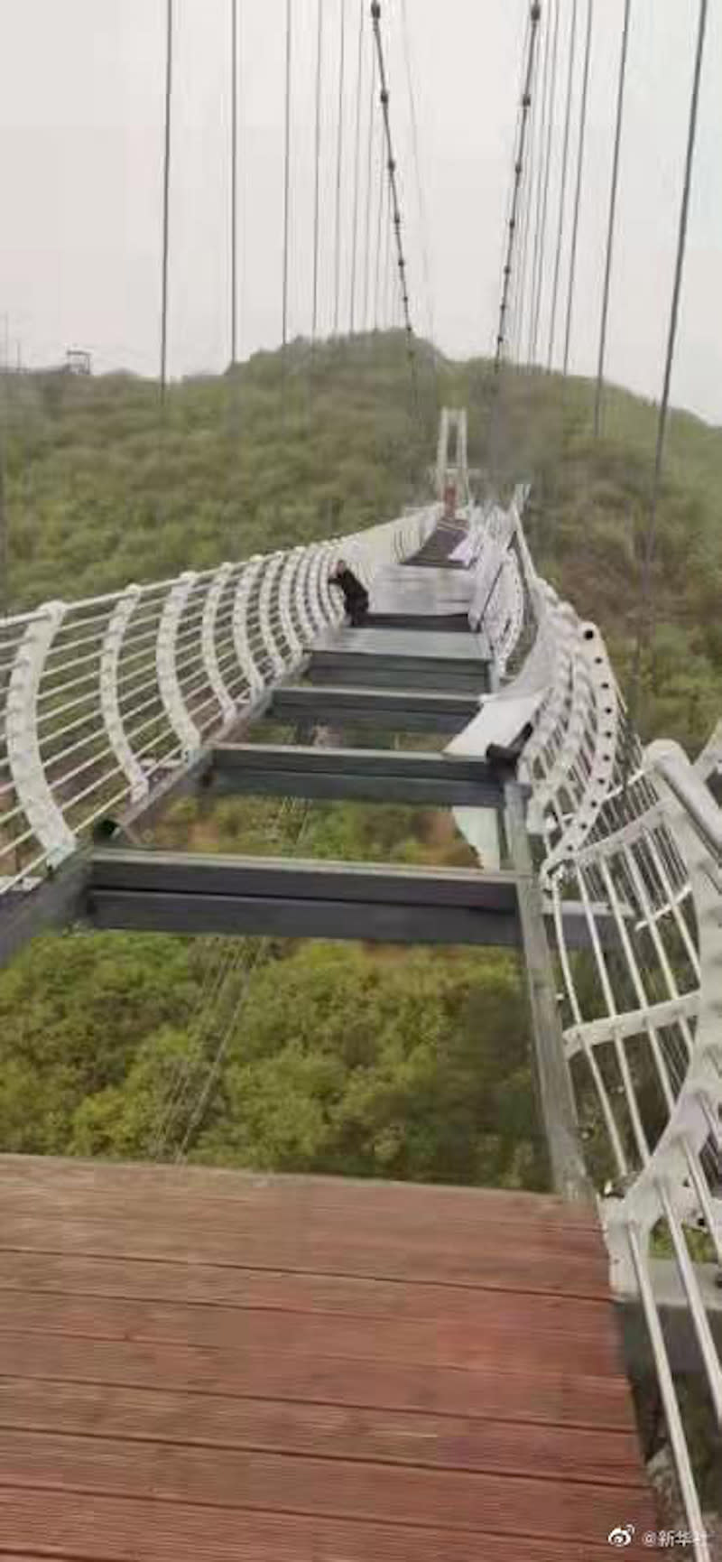 Ein Tourist geriet auf der Glasbrücke in eine gefährliche Lage (Bild: Weibo)