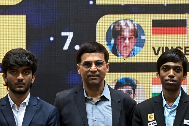 Los grandes maestros del ajedrez Dommaraju Gukesh (izq.), Viswanathan Anand (c) y Rameshbabu Praggnanandhaa, en el torneo Tata Steel India, en Calcuta, el 4 de septiembre de 2023 (Dibyangshu Sarkar)