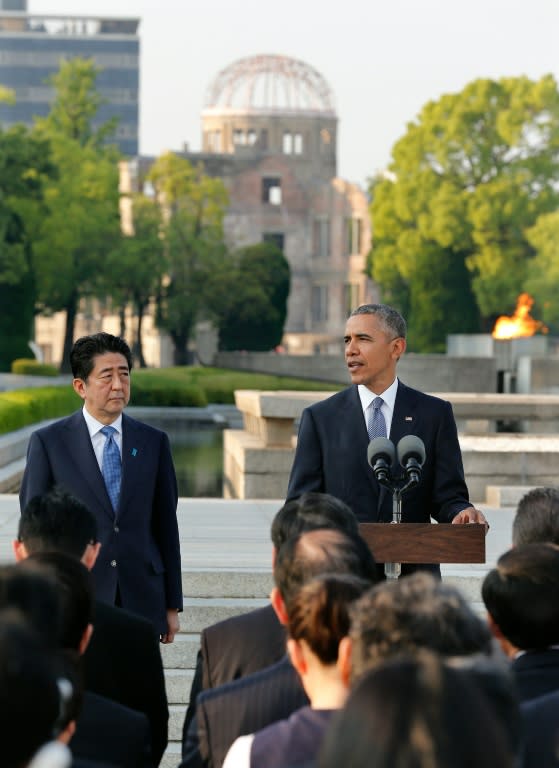 US President Barack Obama (R) delivers his speech next to Japanese Prime Minister Shinzo Abe at Hiroshima Peace Memorial Park, on May 27, 2016