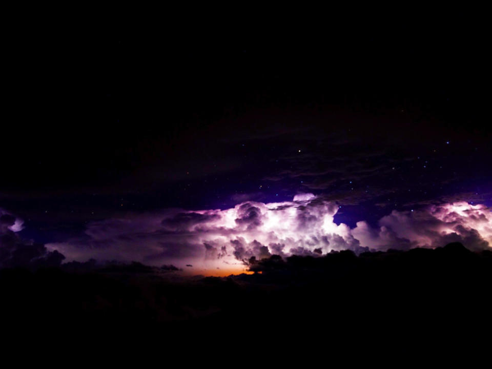 從玉山北峰氣象站遠眺，今夜玉山東南方持續出現閃電。（中央氣象局玉山氣象站提供）