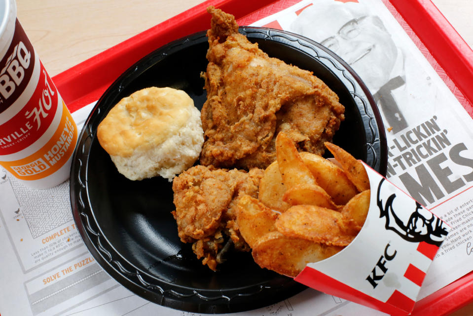 <p>Obwohl der Anteil der Christen in Japan nur bei rund einem Prozent liegt, prägt weihnachtliche Dekoration vielerorts das Straßenbild. Das Fest selbst zelebrieren die Japaner bei Kentucky Fried Chicken. Dieser Trend wird auf einen Slogan der Fastfoodkette aus den 1970ern zurückgeführt, der Weihnachten bei KFC anpries. (Bild: AP Images) </p>