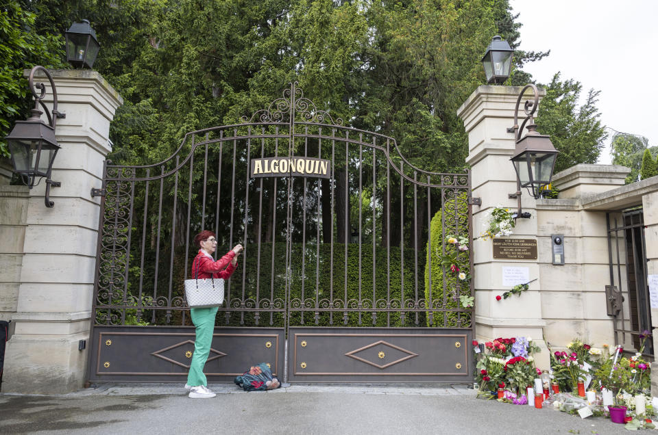 Denise Keller toma fotografías de flores y velas colocadas en la puerta de la casa de la fallecida cantante y actriz de teatro Tina Turner en Küsnacht, Suiza, el jueves 25 de mayo de 2023. Turner murió el miércoles 24 de mayo de 2023 tras una larga enfermedad en su casa en Küsnacht cerca de Zúrich, Suiza. Tenía 83 años. (Foto AP/Arnd Wiegmann)