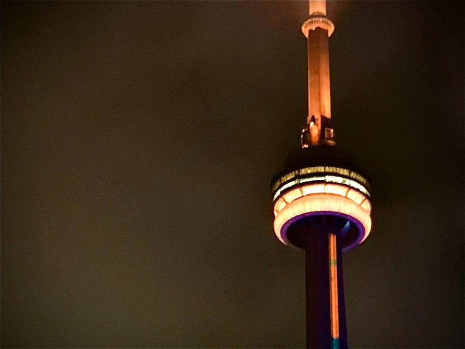 Toronto's CN Tower was lit in purple and gold, in honour of the Los Angeles Lakers' Kobe Bryant. (Credit: Devin Heroux Twitter)