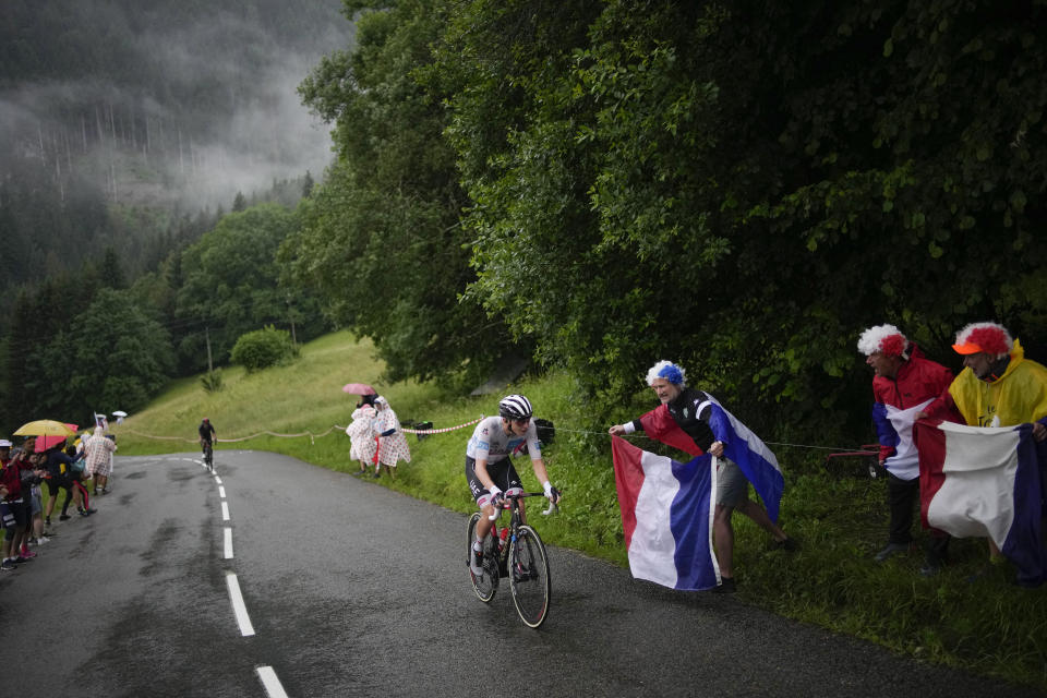 Tadej Pogacar asciende al Col de la Colombiere durante la octava etapa del Tour de Francia, el sábado 3 e julio de 2021. (AP Foto/Christophe Ena)