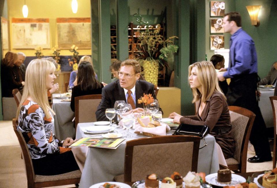 Lisa Kudrow, Ron Leibman, and Jennifer Aniston on Friends | Everett Collection