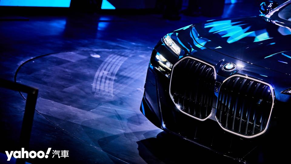 誇張燈飾點綴的巨大BMW雙腎就像是象徵無限的莫比烏斯環而有更高雅的迷人氣質。
