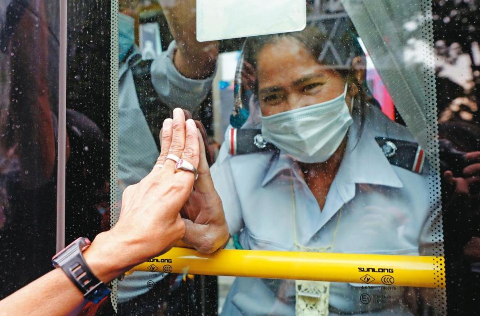 10月25日，一名曼谷巴士職員在車上與示威者互相舉起3指反抗手勢。（達志影像）