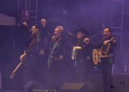 La banda de música norteña Los Tigres del Norte durante su concierto del Grito de Independencia en el Zócalo de la Ciudad de México el jueves 15 de septiembre de 2022. (Foto AP/Fernando Llano)